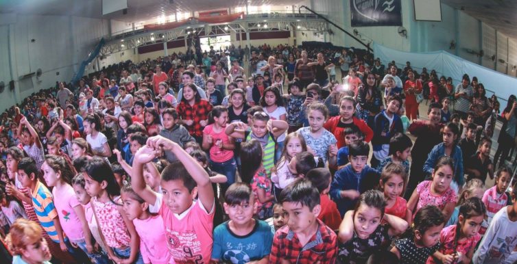 Una multitud de niños se reunieron para decir NO al abuso infantil