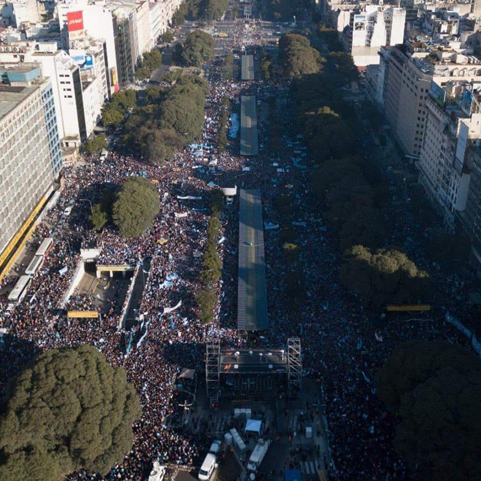 Un Obelisco repleto de personas defendiendo la vida