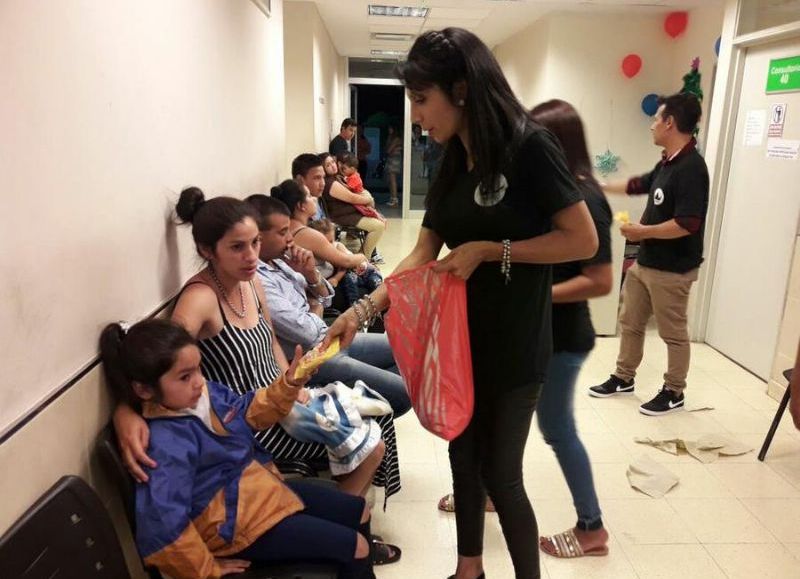 Jóvenes de la iglesia les prepararon comida a los familiares de pacientes en el hospital