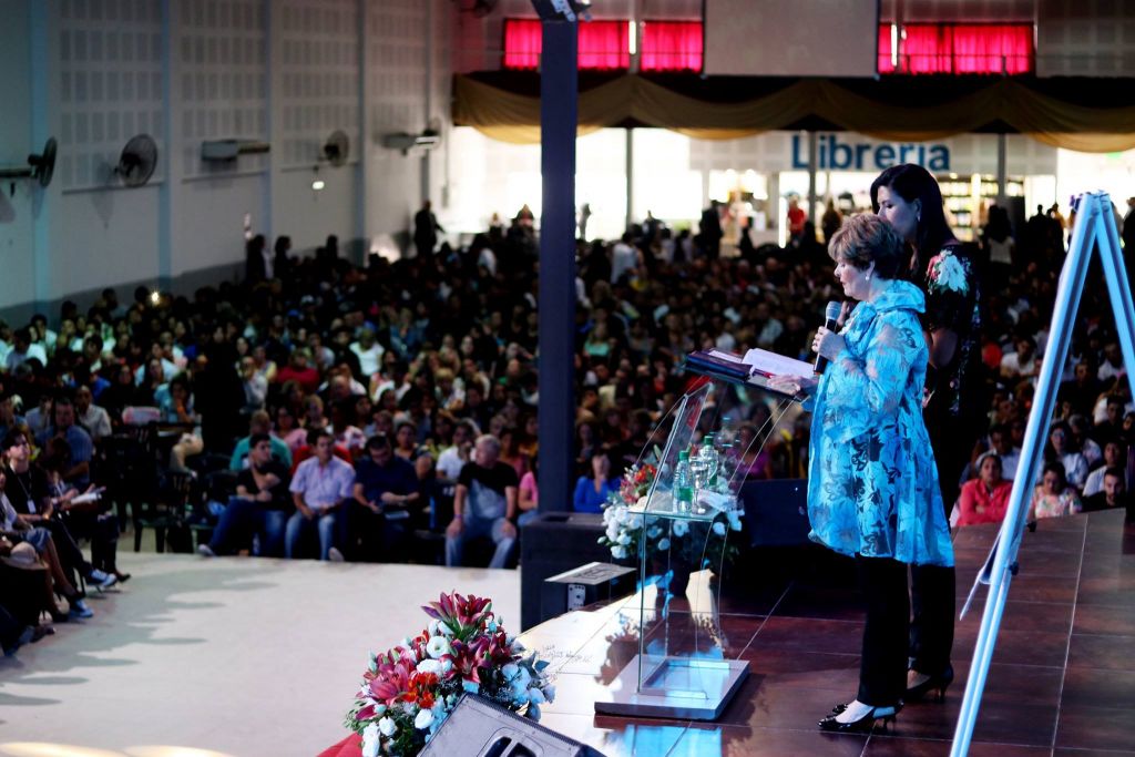 "Invasión del amor de Dios cubrirá todo el mundo" profetizó Cindy Jacobs