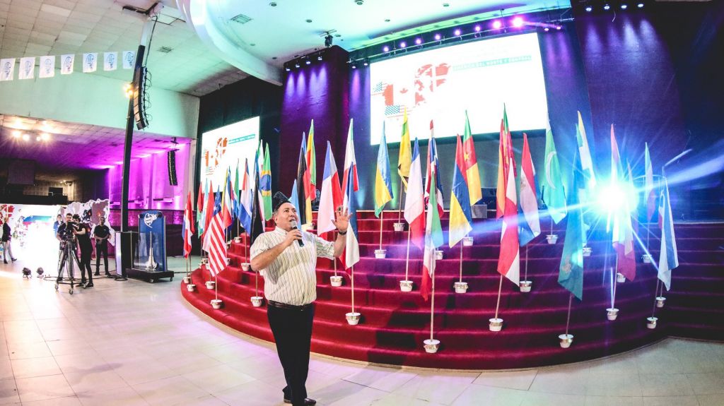 Miles están orando en la vigilia de Invasión del Amor de Dios