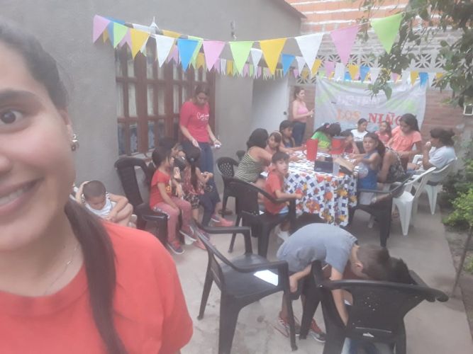 Decenas de niños asisten a merendero en Villa Luzuriaga