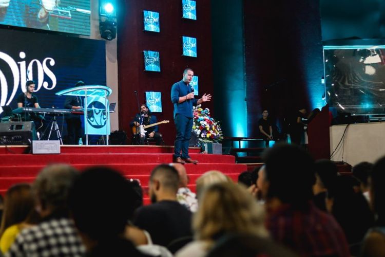 Pastor David Cañas ; "Dios nos tiene una palabra para nosotros sus hijos"