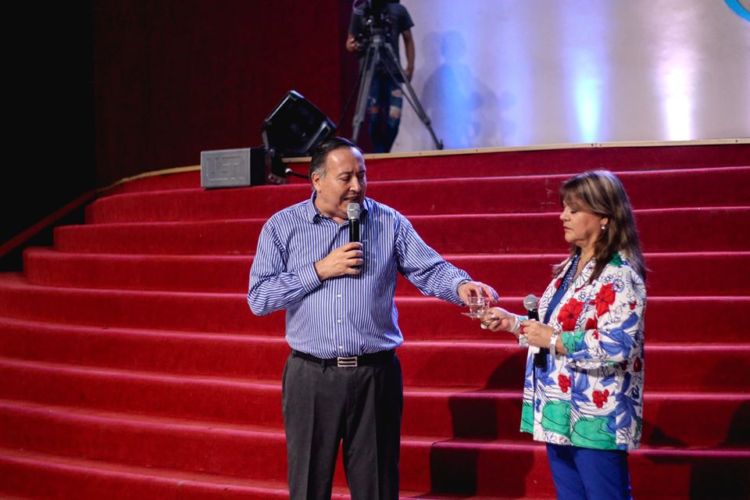 Ungimos los hogares del pueblo de Dios, cubriéndolos con la sangre de Jesucristo