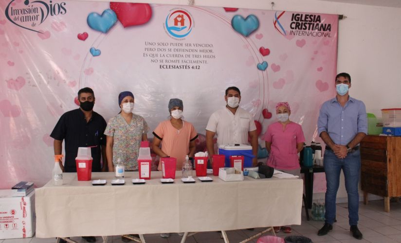 Posta de vacunación en la esquina de nuestra iglesia, este domingo 4 julio