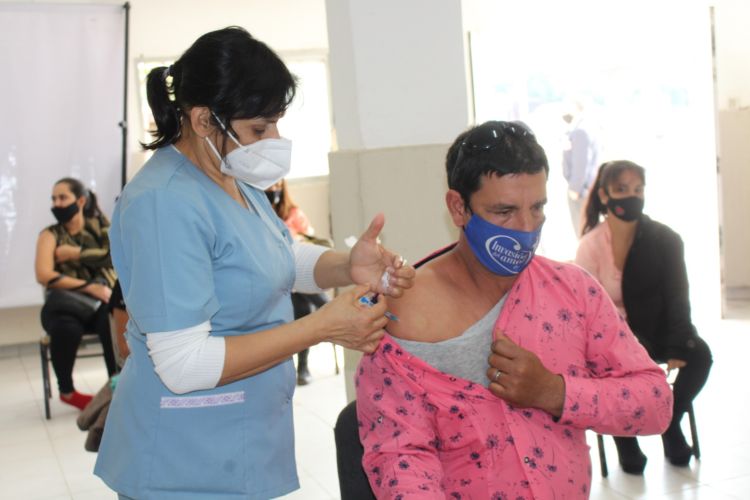 Posta de vacunación en la esquina de nuestra iglesia, este domingo 18 julio