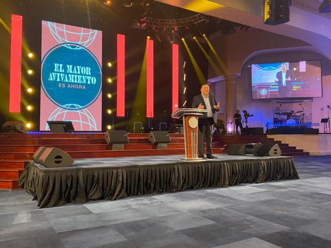 Apóstol Ledesma con un mensaje poderoso, en la iglesia de Apóstol Guillermo Maldonado