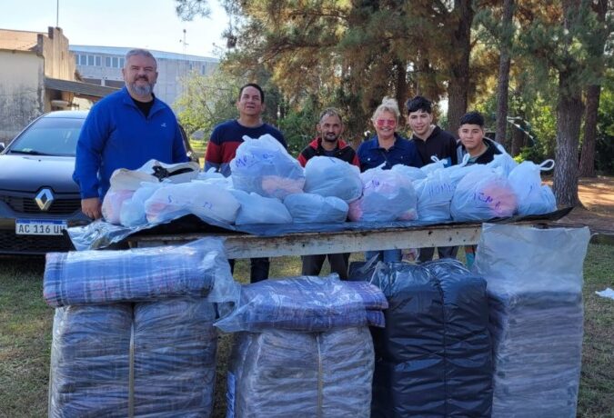 Campaña solidaria "Amor que Abriga" se entregaron ropas invierno
