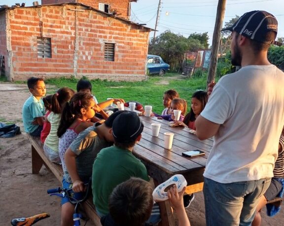 Brindamos merienda para niños en Rio Paraná