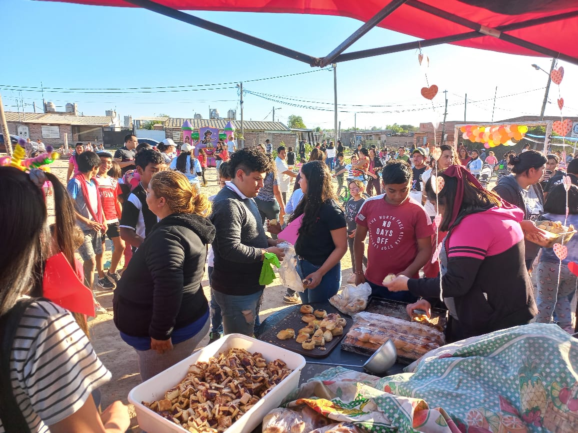 Mas de mil niños recibieron merienda y festejaron el dia del niño