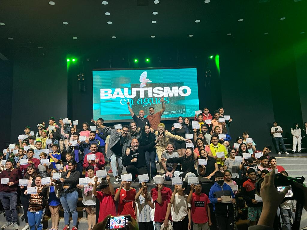 Se realizó bautismo juvenil en Cultura Real