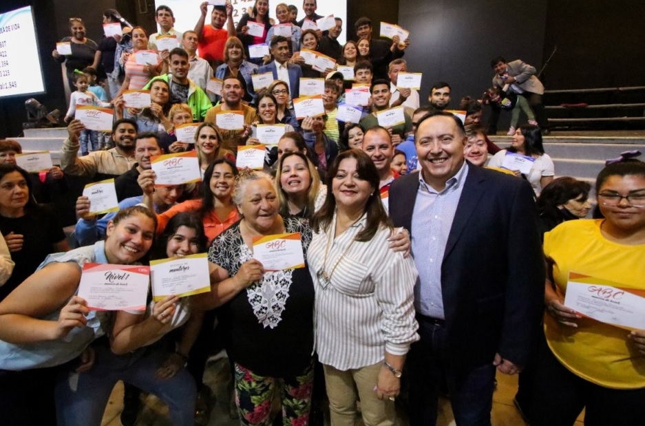 Una multitud en formación: 2.476 graduados y alumnos celebran un primer cuatrimestre Escuela de Vida