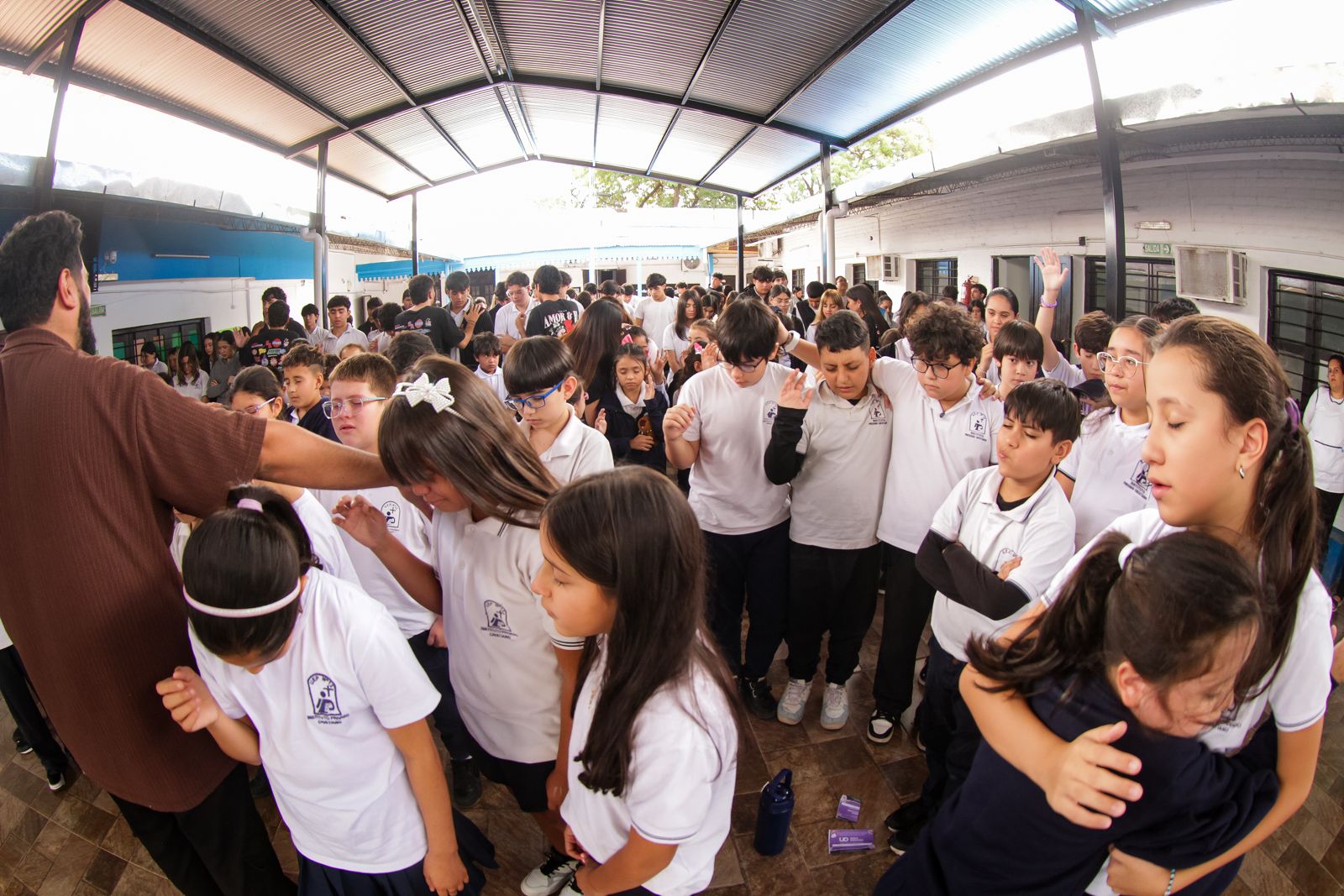 El movimiento de adolescentes 'Soy Avivamiento' lleva el evangelismo sobrenatural a los colegios"