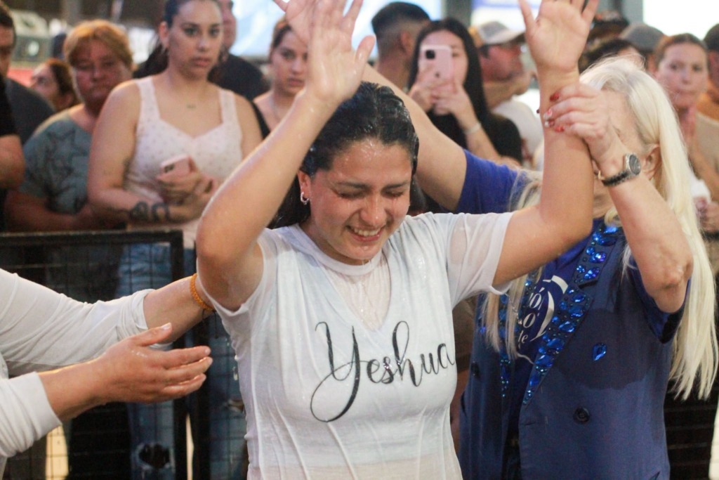 Fiesta de Bienvenida y Bautismo: Cerca de 400 personas hicieron su declaración pública de fe en Jesús